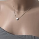 COLLANA con charm a cuore incisa lettera, color argento