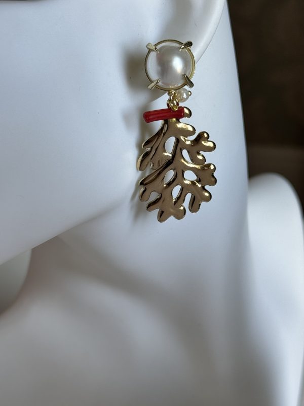 ORECCHINI con corallo pendente in acciaio dorato