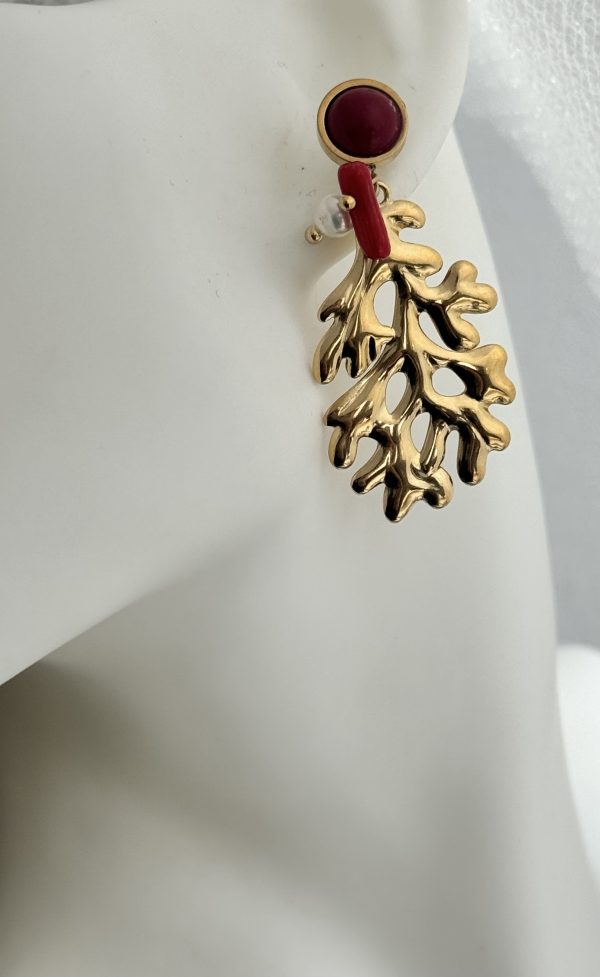 ORECCHINI con corallo pendente in acciaio dorato - immagine 2