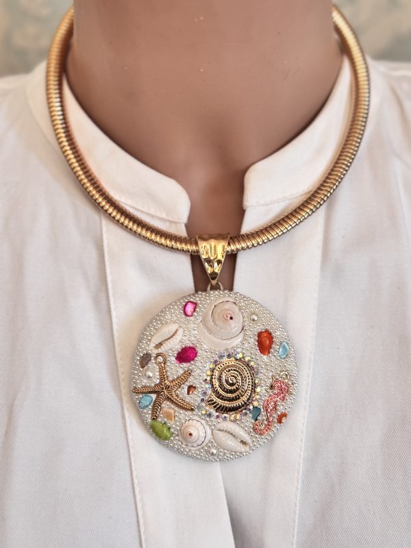 COLLANA girocollo con ciondolo grande e oggetti marini - immagine 2