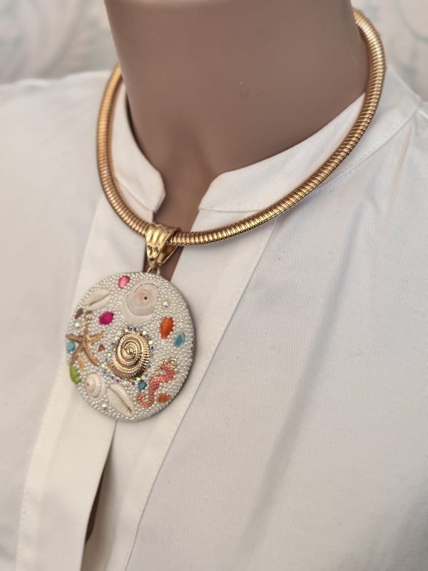 COLLANA girocollo con ciondolo grande e oggetti marini