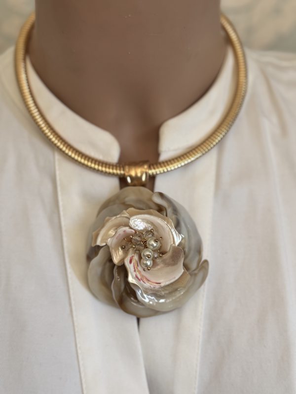 COLLANA girocollo con ciondolo grande di pezzi di conchiglia - immagine 2