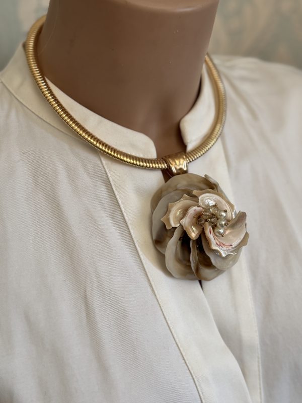 COLLANA girocollo con ciondolo grande di pezzi di conchiglia - immagine 3