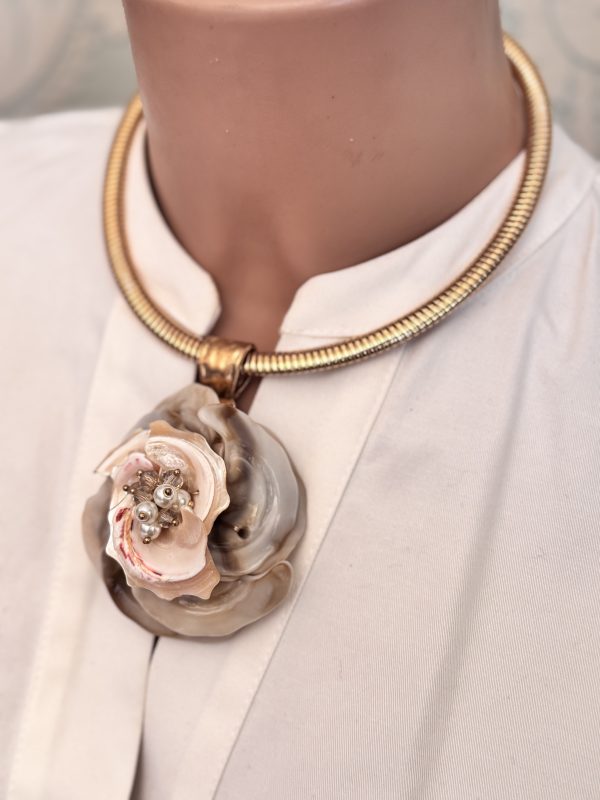 COLLANA girocollo con ciondolo grande di pezzi di conchiglia