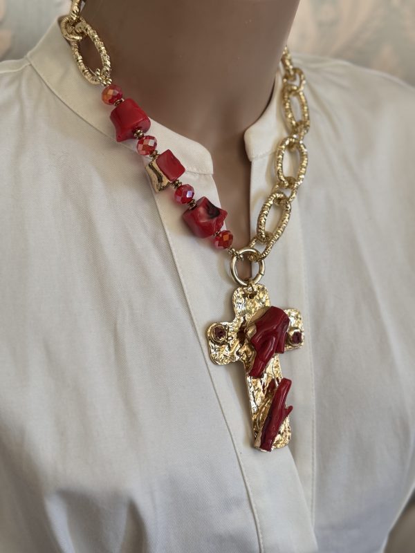 COLLANA con la croce e corallo stilizzato