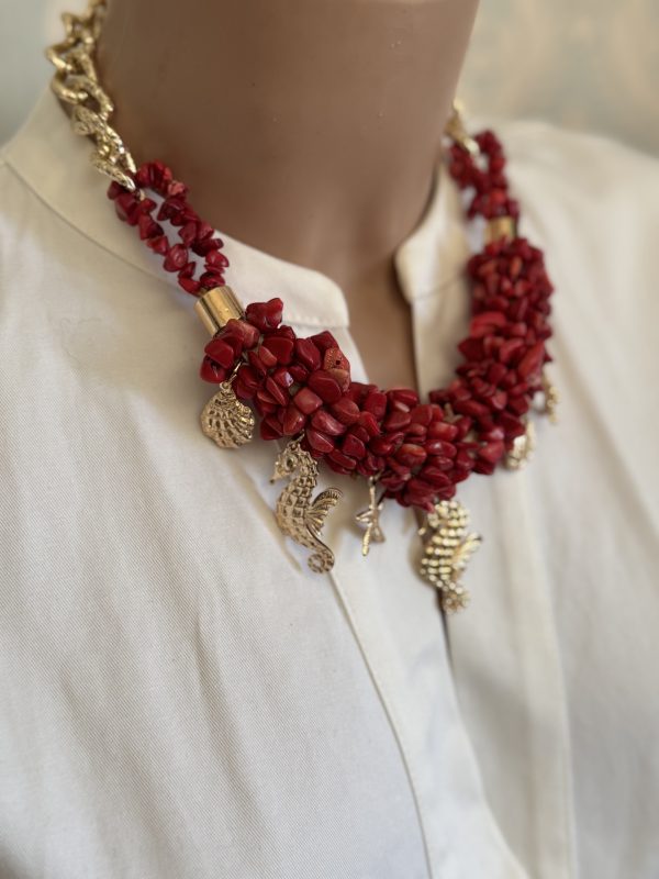 COLLANA con ciondoli di conchiglie e cavalucci marini